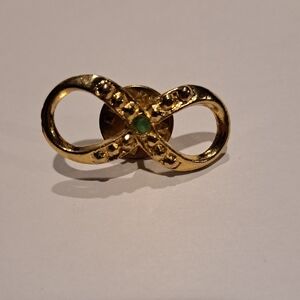 VTG Hattie Carnegie Infinity Pin Gold Tone Green Center Stone 2 1/8"